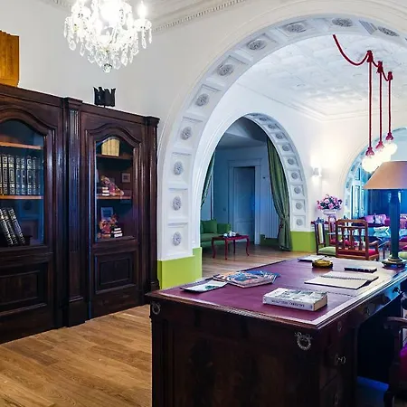 Donna Giulia, Luxury House